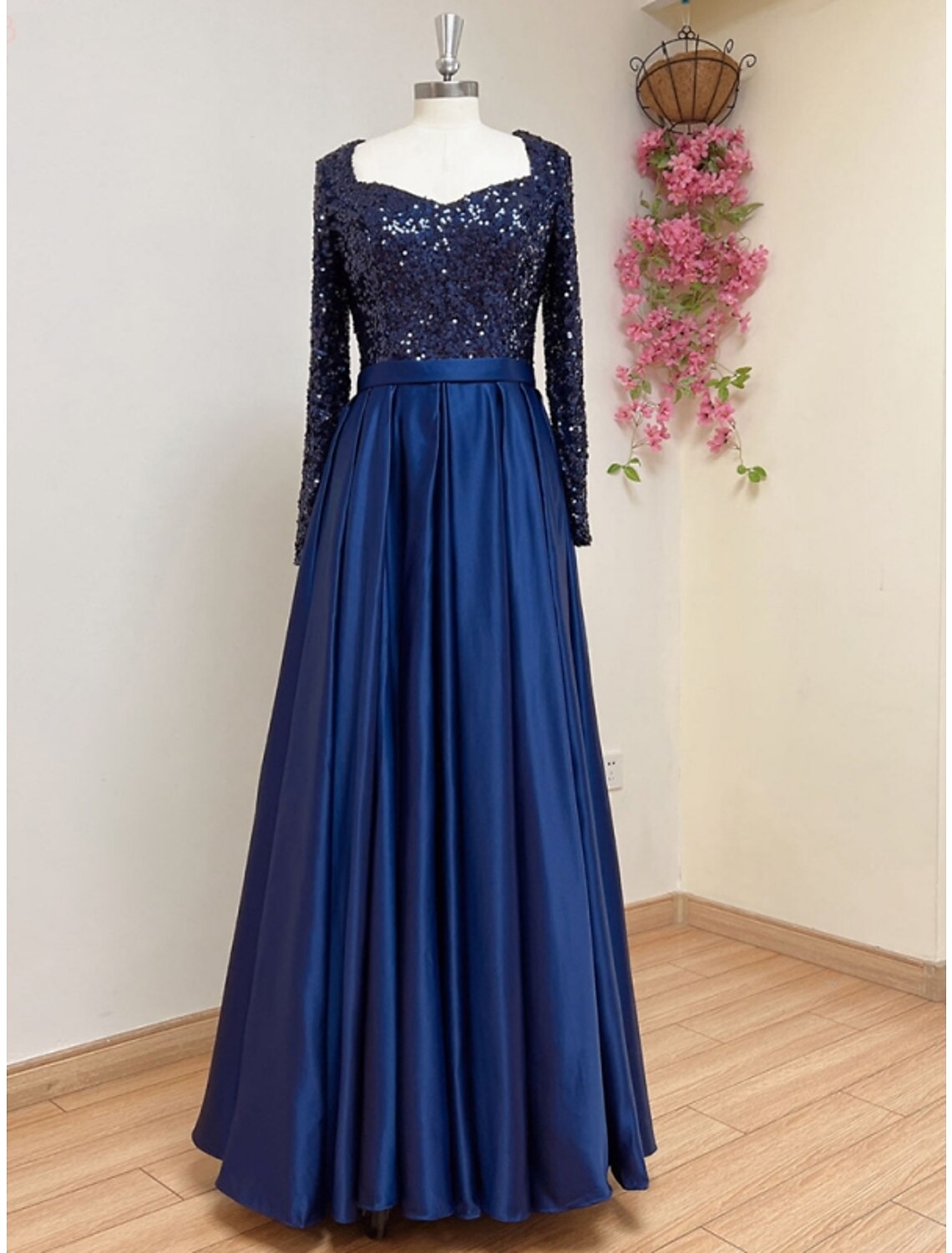 Abito da sera a trapezio, scintillante e brillante, formale, autunno, con strascico a ruota, manica lunga, scollo quadrato, raso con pieghe glitterate